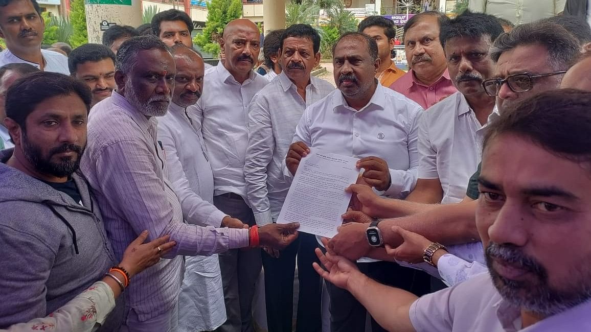 <div class="paragraphs"><p>HSR Layout residents submit a petition to Bommanahalli MLA M Satish Reddy on conserving the BDA Complex.</p></div>